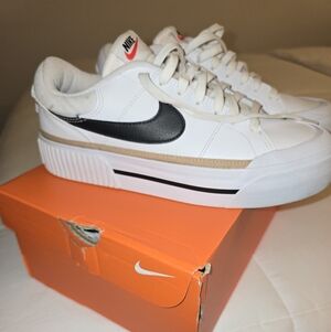 Nike White and Black Sneakers